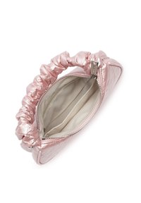 Borsa a mano rosa, trapuntata, con manico arricciato. Dotata di chiusura a zip e un interno beige con scomparti. Texture liscia, materiale leggero.