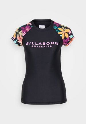 Rash guard noir à manches courtes avec des manches à motifs floraux et "BILLABONG AUSTRALIA" imprimé en rose sur le devant. Texture lisse.