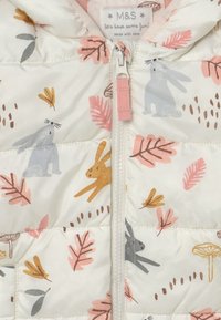 Polstret jakke med hvid baggrund, prydet med farverige kanin- og bladmønstre i nuancer af grå, orange og pink; med lynlås lukning foran.