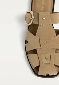 Stradivarius CAGE - Mules - beige