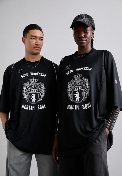 032c BÄR PERFORMANCE UNISEX - Print T-shirt - black