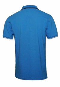 Polo bleu avec col classique, manches courtes ornées de rayures blanches aux poignets, et tissu lisse à texture.