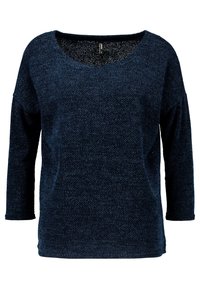 Suéter de un azul oscuro, texturizado, con un escote amplio y mangas largas. Presenta un corte holgado y un patrón sutil en toda la tela.