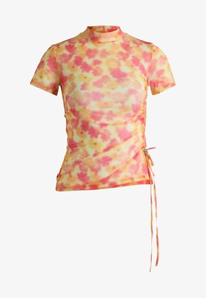 Kortärmad t-shirt i meshtyg med ett blommönster i rosa och gult, med sidofåll och justerbar knytdetalj.