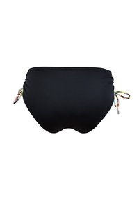 Czarne dolne części kostiumu kąpielowego w stylu bikini z marszczonymi bokami, zdobione kolorowymi trokami i metalowymi akcentami. Gładka tekstura z bezszwowym designem.