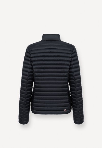 Veste légère noire matelassée avec coutures horizontales, manches longues, col montant et petit logo rond près de l'ourlet à l'arrière côté droit.