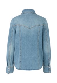 Veste en denim bleu clair avec un col structuré, des manches longues, des poignets boutonnés et des détails au niveau du dos. Texture lisse, design classique.