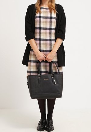 Czarna torba na ramię o strukturalnym designie i teksturowanym wykończeniu, wyposażona w podwójne uchwyty i subtelne logo z przodu.