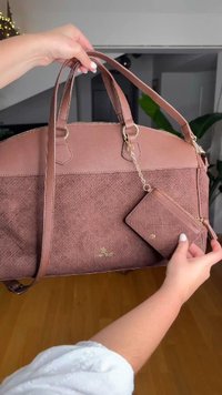 Καφέ, υφή δερμάτινη τσάντα χειρός με διπλές λαβές, χρυσά μεταλλικά στοιχεία και αφαιρούμενο θήκη καρτών. Διαθέτει γεωμετρικό σχέδιο στο μπροστινό μέρος.