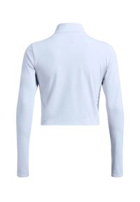 Camiseta de cuello alto recortada de manga larga en azul claro vista desde la espalda sobre un fondo blanco.