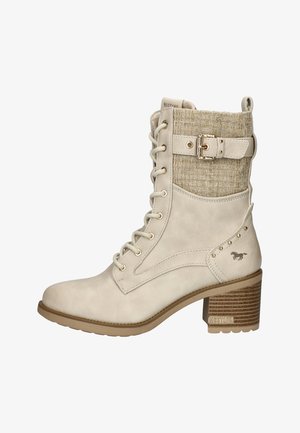 Beige enkellaars met een glad leren buitenkant, een geweven textielen bovenkant, vetersluiting aan de voorkant, zijgespelde detail en een blokhak met een gestreept patroon.