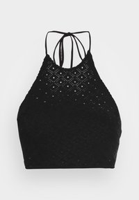 Top halter preto feito de um tecido texturizado com um padrão de diamante, terminado com finas alças de laço nas costas.