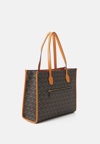 Brązowa torba tote w geometryczny wzór z pomarańczowymi skórzanymi wykończeniami, podwójnymi uchwytami i przednią kieszenią na zamek. Wykonana z trwałego materiału.