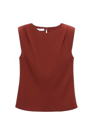 Ärmlös blus i mörk rostnadsröd färg med rund halsringning, liten knappstängning bak och diskreta veck nära axlarna.