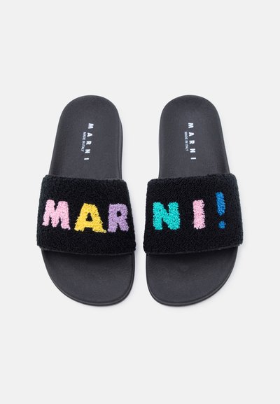Sandales à glissière noires avec une bride texturée et duveteuse présentant des lettres multicolores formant le mot « MARNI ! » sur un fond noir contrastant.