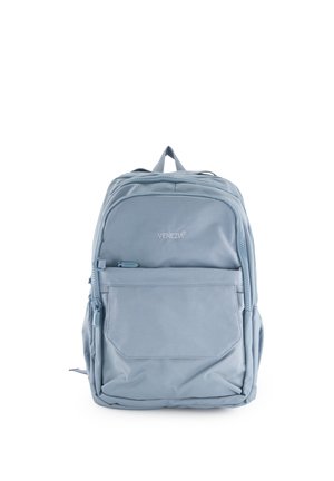 Světlomodrý batoh Venezia s několika kapsami na zip a horním madlem pro nošení, zobrazený na bílém pozadí.