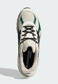 Biele tenisky s zelenými detailmi, čiernymi šnúrkami a priedušným sieťovaným zvrškom. Obsahujú pohodlnú Cloudfoam stielku. Okrogly dizajn špičky.