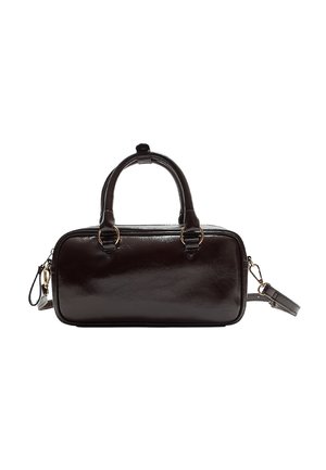 Sac à main rectangulaire brillant de couleur marron foncé avec deux poignées supérieures et une bandoulière amovible avec quincaillerie dorée.