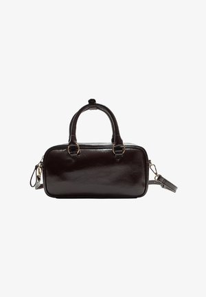 Glänzende dunkelbraune rechteckige Handtasche mit zwei oberen Griffen und einem abnehmbaren Schulterriemen mit goldfarbenen Beschlägen.