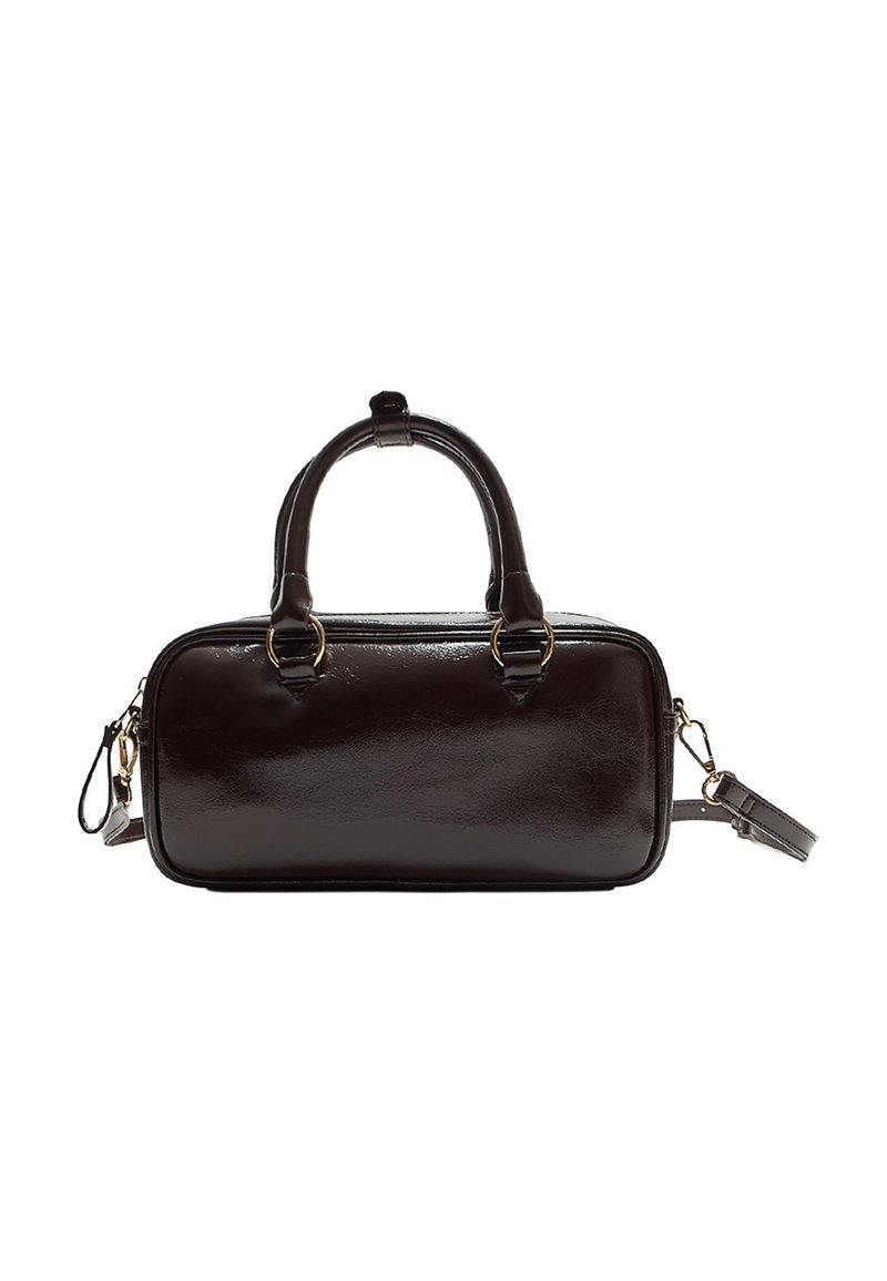 Sac à main rectangulaire brillant de couleur marron foncé avec deux poignées supérieures et une bandoulière amovible avec quincaillerie dorée.