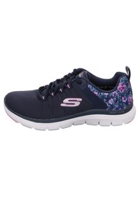 Scarpa da atletica navy con tomaia in rete, dettagli floreali in viola e rosa, suola bianca e design flessibile per comfort e supporto.