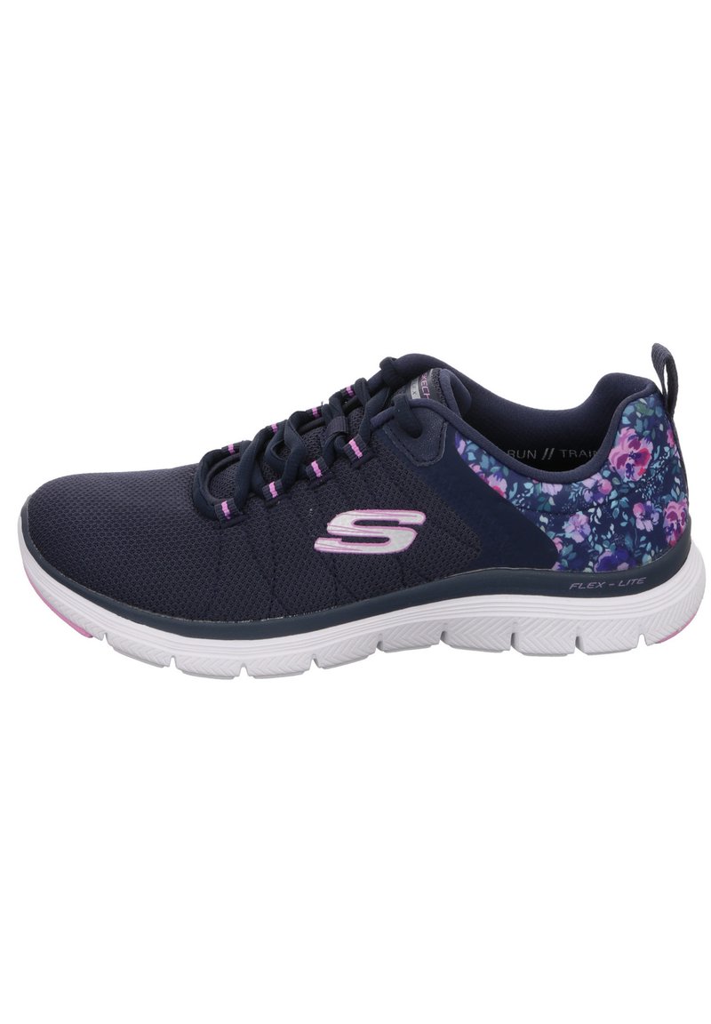 Scarpa da atletica navy con tomaia in rete, dettagli floreali in viola e rosa, suola bianca e design flessibile per comfort e supporto.