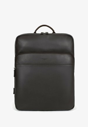 Zaino in pelle marrone con una superficie liscia, forma rettangolare, maniglia superiore e tasca frontale con zip. Design minimalista senza decorazioni.