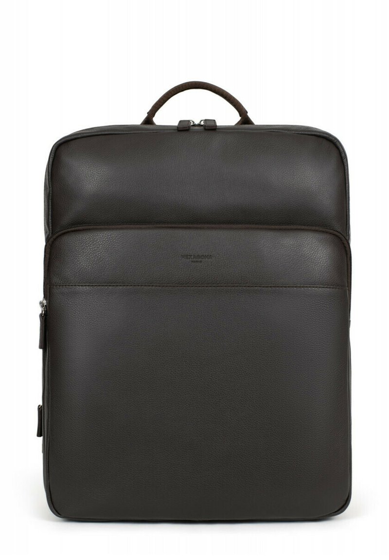 Zaino in pelle marrone con una superficie liscia, forma rettangolare, maniglia superiore e tasca frontale con zip. Design minimalista senza decorazioni.