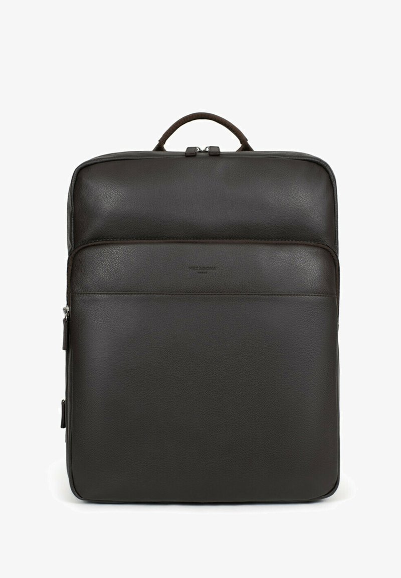 Bruine leren rugzak met een gladde textuur, rechthoekige vorm, bovenhandgreep en een voorzak met rits. Minimalistisch ontwerp zonder versieringen.