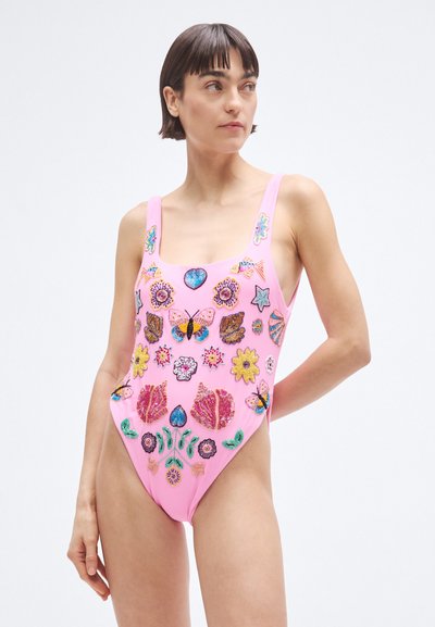 Ružové jednodielne plavky so vzorom farebných vyšívaných kvetov, motýľov a mušlí v rôznych textúrach a tvaroch. Štvorcový výstrih a široké ramienka.