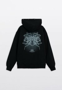 Czarny hoodie z dużym, skomplikowanym nadrukiem na plecach w jasnoniebieskim kolorze. Materiał wydaje się miękki, z luźnym krojem i kapturem.