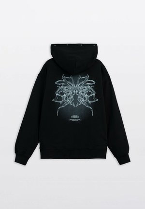 Czarny hoodie z dużym, skomplikowanym nadrukiem na plecach w jasnoniebieskim kolorze. Materiał wydaje się miękki, z luźnym krojem i kapturem.