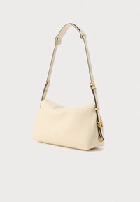 Κρεμ δερμάτινη τσάντα ώμου με έναν ρυθμιζόμενο ιμάντα, διακοσμητικά από χρυσό μέταλλο και απαλή, λεία υφή. Διαθέτει μινιμαλιστικό σχέδιο.