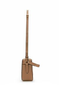 Sac bandoulière en cuir tan avec une forme rectangulaire slim. Doté d'une longue sangle et de quincaillerie dorée, accentué de coutures noires.