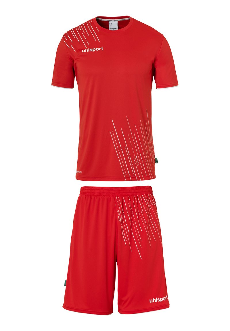 Rød sports trøje og shorts sæt. Trøjen har korte ærmer og hvide diagonale linjemønstre. Shortsene har en elastisk talje og logo akcent.
