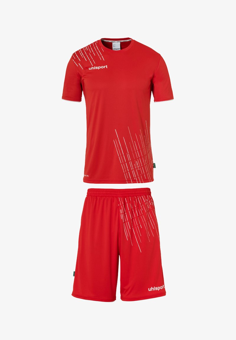 Rød sports trøje og shorts sæt. Trøjen har korte ærmer og hvide diagonale linjemønstre. Shortsene har en elastisk talje og logo akcent.