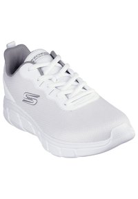 Baskets de sport blanches avec tige en mesh, design à lacets, col rembourré et semelle texturée. Présente des accents gris subtils et un logo.