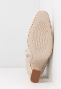 BEBO Botines de tacón - nude