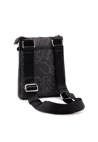 Borsa a tracolla nera con un motivo stampato di timbri per passaporto, dotata di spallacci in tessuto regolabili e hardware in metallo argentato. Chiusura con zip.