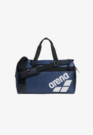 Sac de sport bleu avec des accents noirs, fabriqué à partir de matériaux durables. Il comprend une poignée supérieure, une sangle réglable, une poche latérale ventilée et un logo blanc.