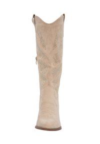 Bota de cowboy de ante color beige con punta afilada, costuras decorativas y adornos brillantes a lo largo del tubo. Presenta un asa en la parte posterior.