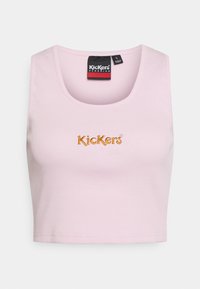 Top cropped em rosa, com textura canelada, feito de algodão e com decote redondo. Apresenta o logótipo "Kickers" bordado em dourado na parte da frente. Sem mangas.