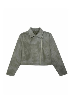Krótkia jasnozielona kurtka z ekoskóry z wyciętym kołnierzem, zamkiem błyskawicznym i dwiema bocznymi kieszeniami; ma gładkie, lekko teksturowane wykończenie.