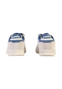 Sneakers bianche con un accento blu sul tallone, in materiale scamosciato e tessuto, punta tonda e suola in gomma testurizzata. Logo Diadora sul tallone.