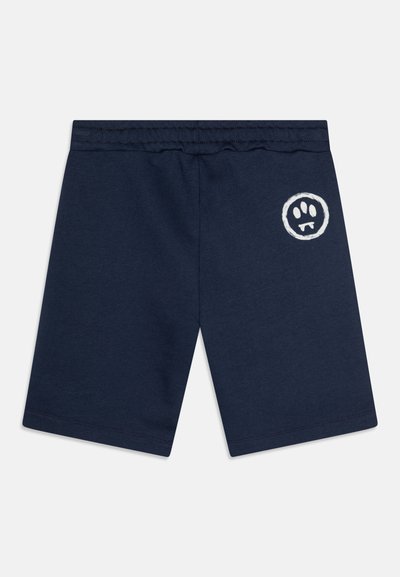 Marinblå bomullsshorts med elastisk midja, med en vit cirkulär logotyp med ett tassavtryck på vänster sida. Mjuk textur och slät yta.