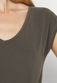 Pieces T-shirt básica - black olive