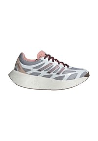 Scarpe da corsa grigio chiaro e rosa con spessa suola bianca, tomaia in rete e lacci scuri, progettate per l'uso atletico.