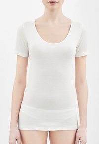 T-shirt bianco a maniche corte con scollo rotondo, realizzato in un tessuto leggero e morbido, caratterizzato da un design aderente e senza pattern visibili.