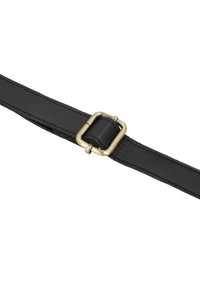 Sort læderrem med et rektangulært messingspænde. Den har en glat overflade og et enkelt design, der egner sig til accessories eller tasker.