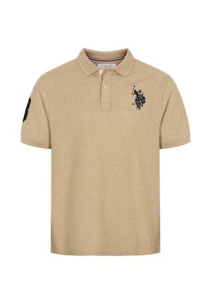 Béžové tričko polo s krátkym rukávom, golierom, zapínaním na dva gombíky, čiernym logom hráča póla na hrudi a čiernou nášivkou s číslom osem na rukáve.